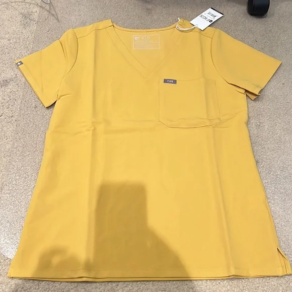 FIGS Scrub Set Catarina Top/ Zamora Jogger Light Gold - Picture 4 of 11